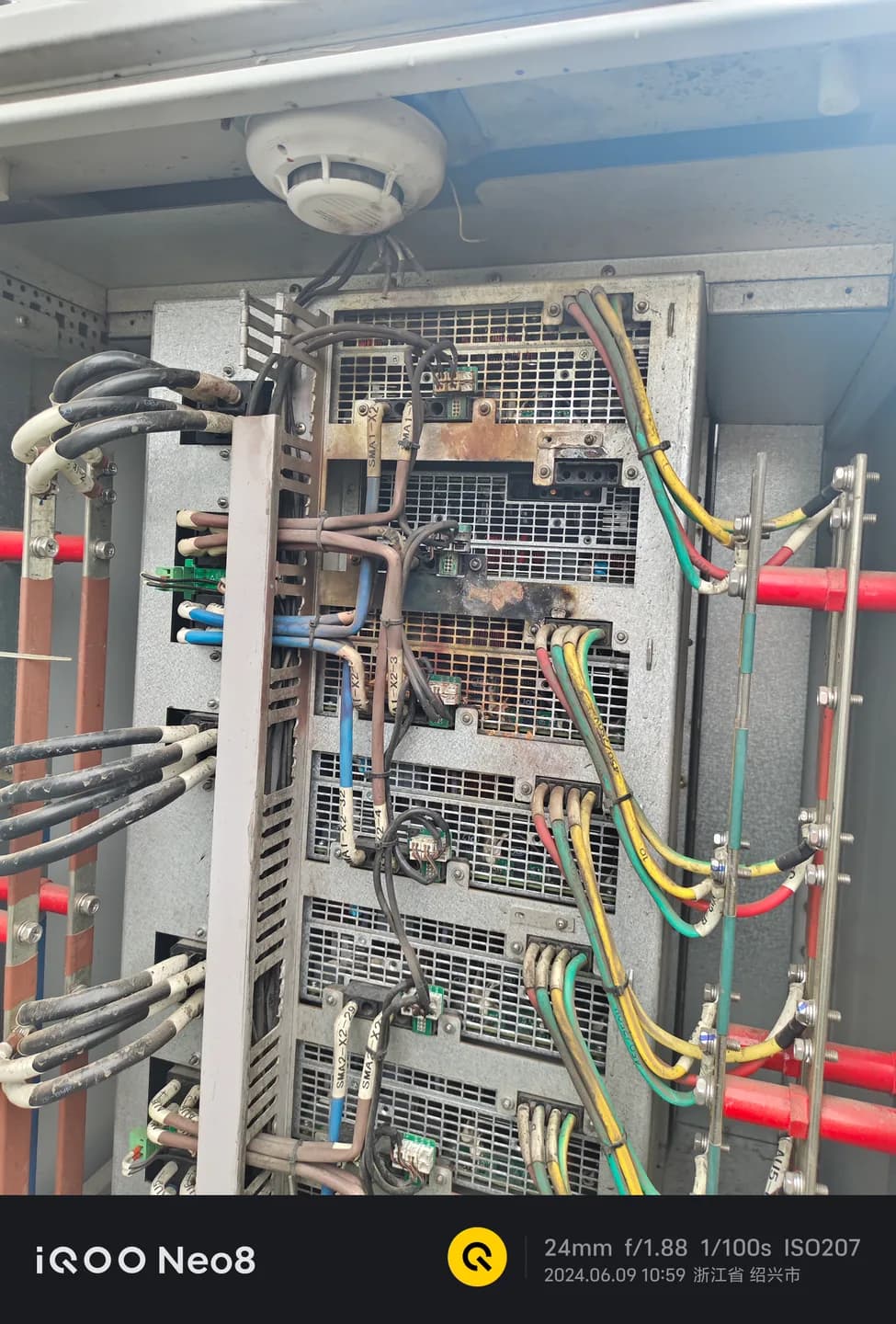 充电设备防水与烧损线路维修现场图片 1