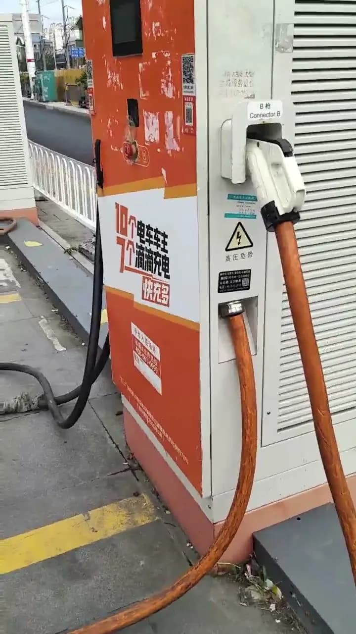 信地广场充电站设备检修封面，来自企业提供的项目现场素材
